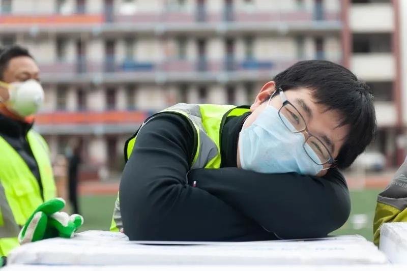 志愿者賈威：“累了，趴下歇會(huì)兒”